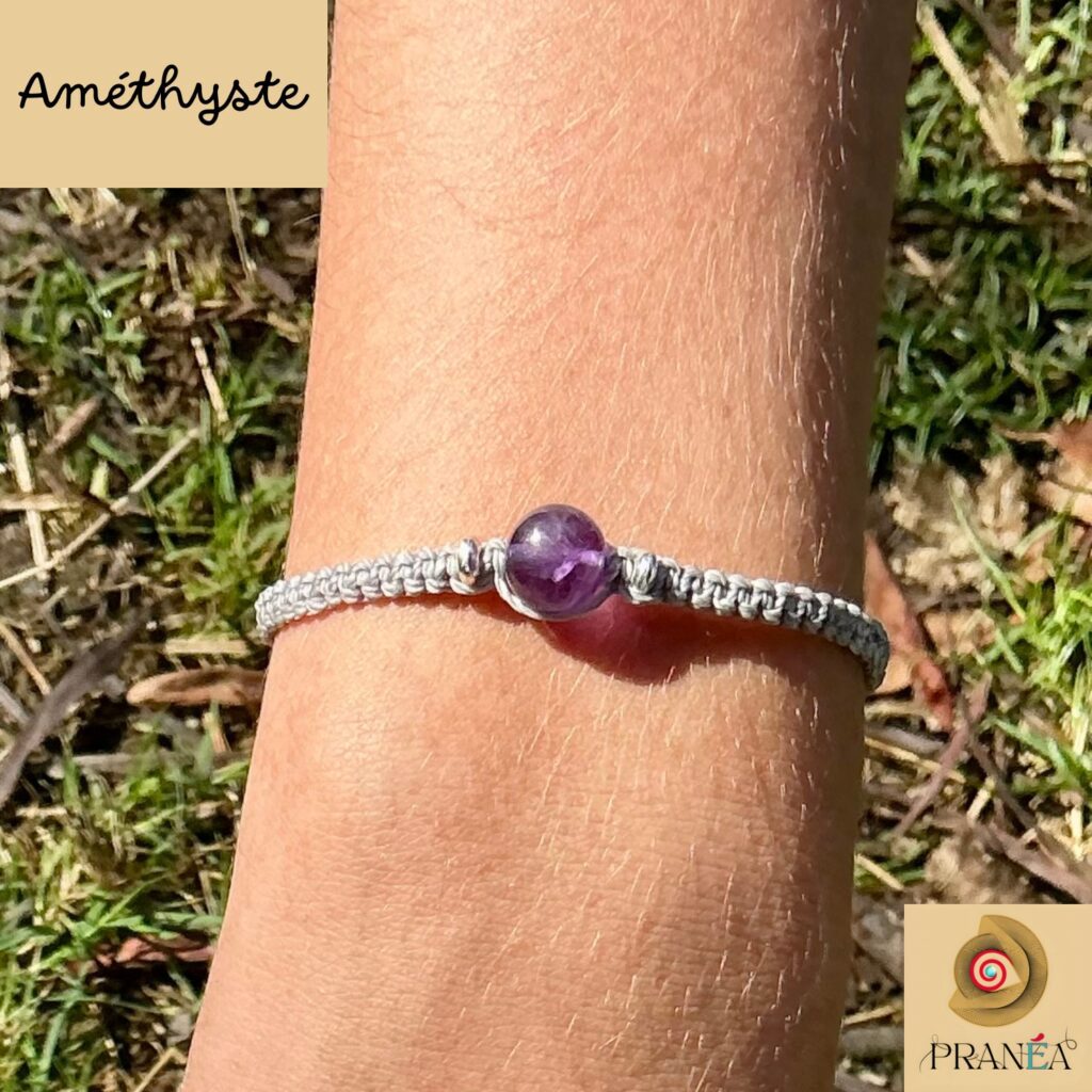 Bracelet en Améthyste porté au poignet, pierre violette lumineuse en macramé fait main