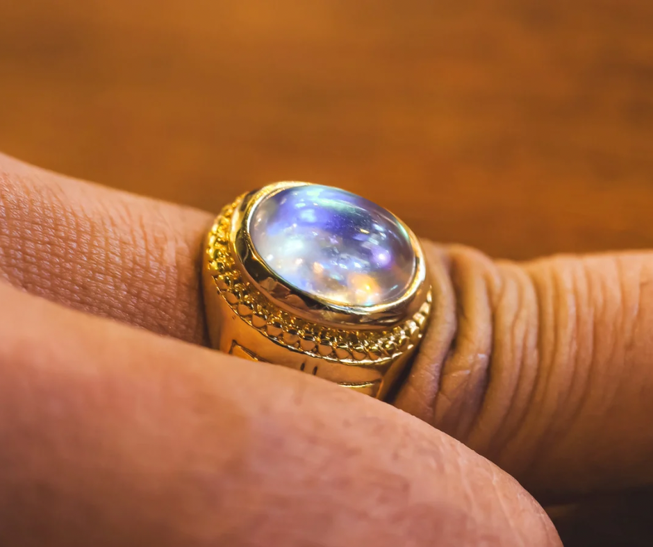 Bague en pierre de lune blanche aux reflets nacrés – vertus d’intuition et de féminité