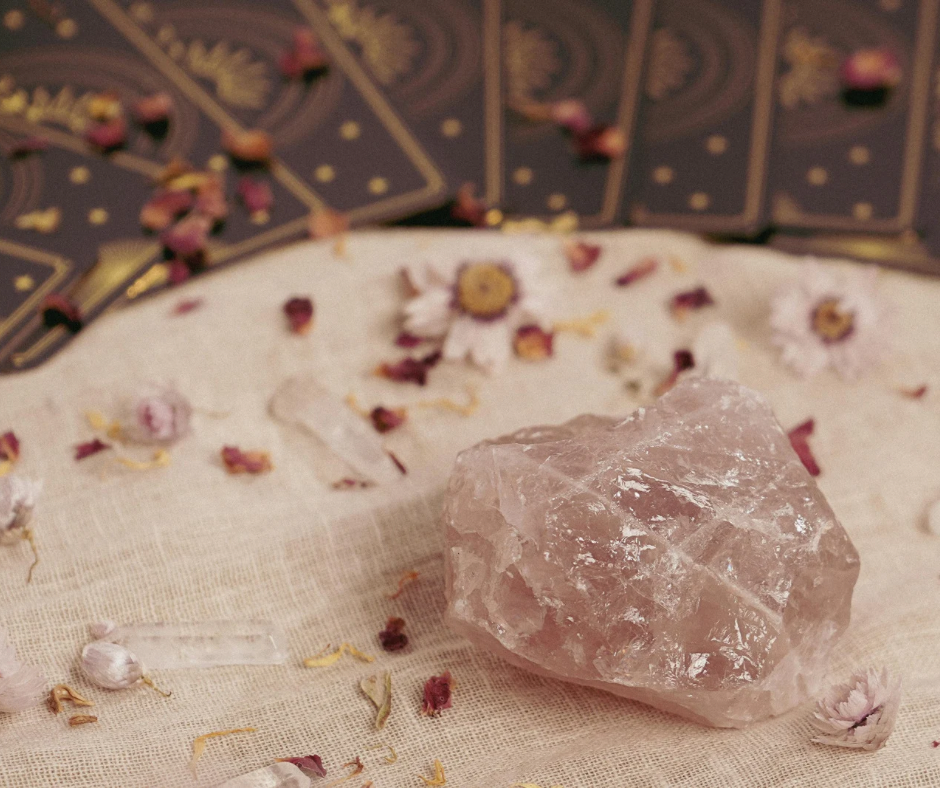 Méditation avec un quartz rose – pierre d’amour et de guérison émotionnelle