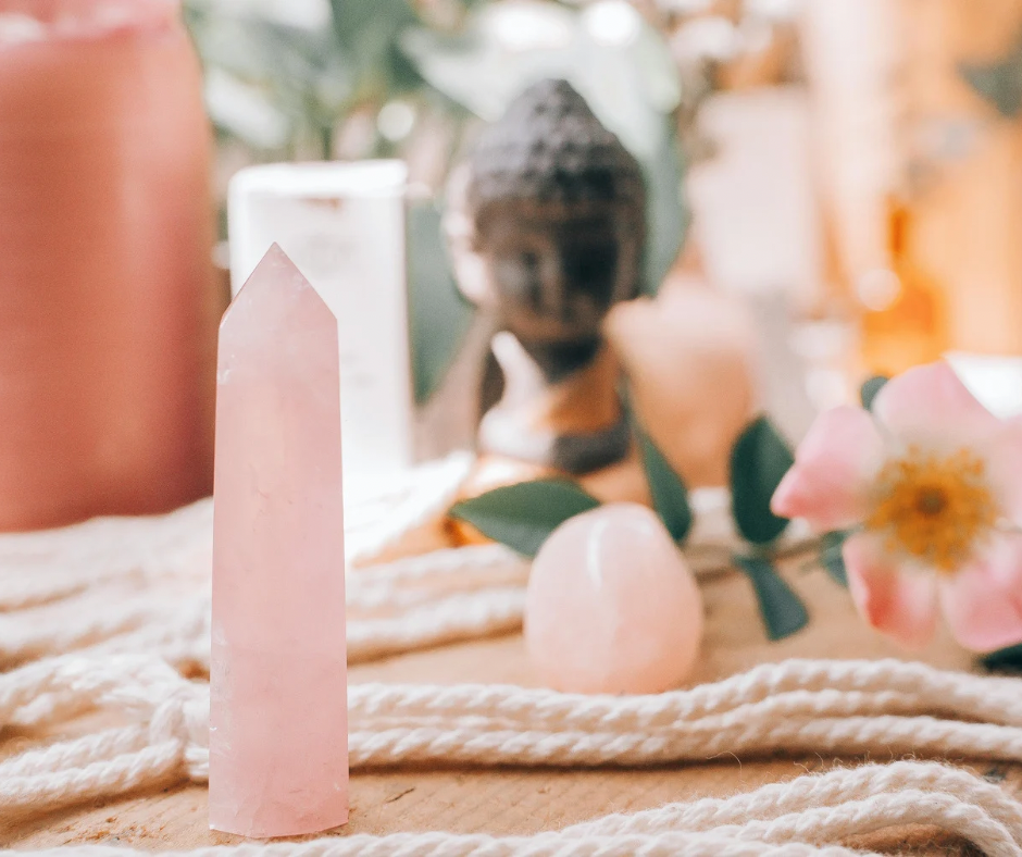 Quartz rose dans une chambre – pierre de sérénité et d’amour universel
