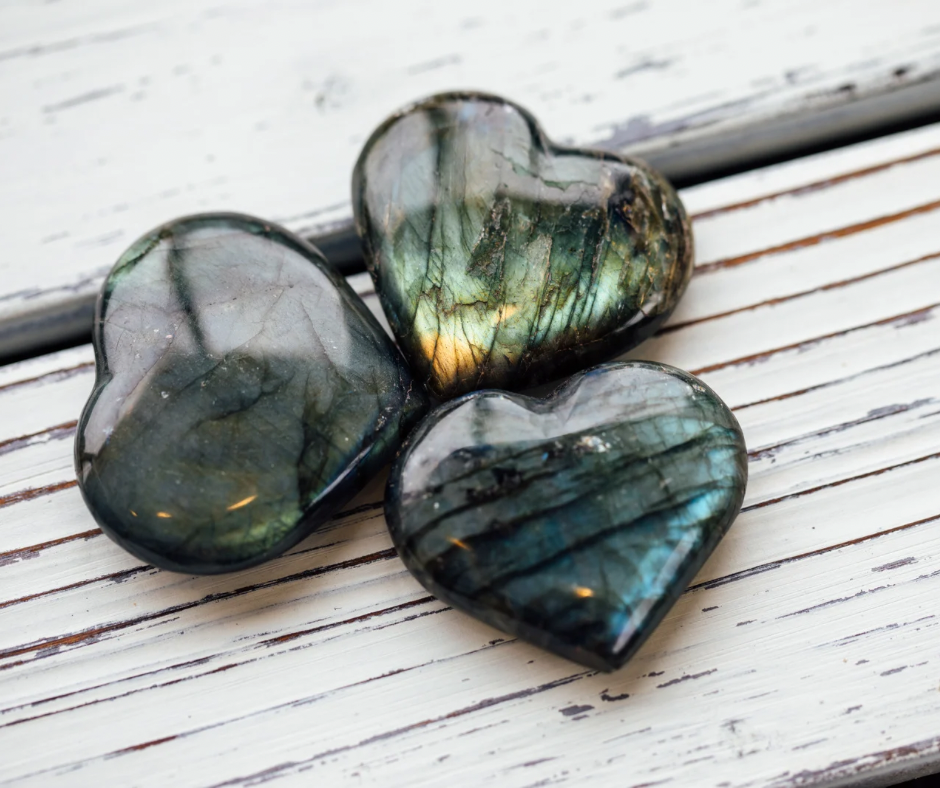 Cœurs en labradorite – pierre de protection et d’intuition