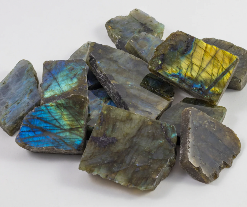 Labradorite pierre naturelle – reflets bleus et verts irisés