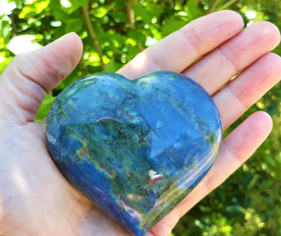 Méditation avec une labradorite – rituel de protection et d’énergie