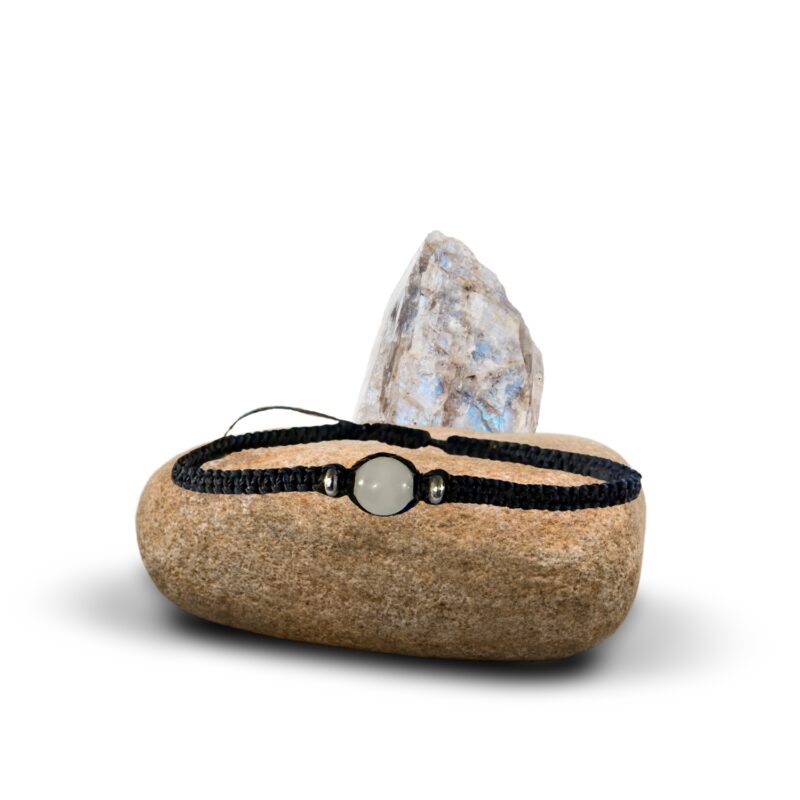 Bracelet en Pierre de Lune – Intuition, Douceur & Cycles de vie | Fait main en macramé