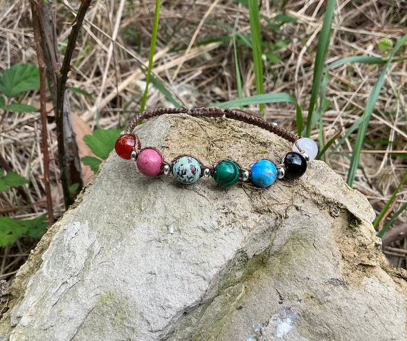Bracelet en pierres naturelles représentant les vibrations personnelles du chemin de vie