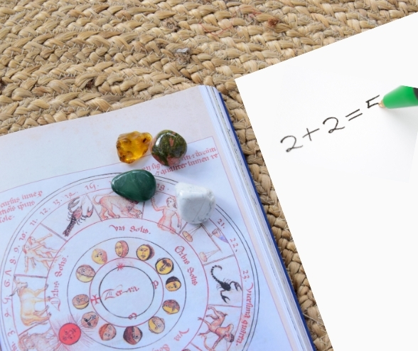 Main écrivant des chiffres pour calculer le chemin de vie sur un carnet