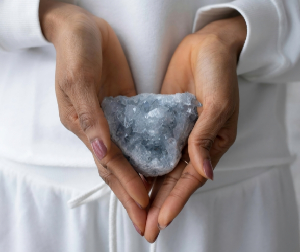 Mains tenant un cristal symbolisant la reconnexion à soi et à sa vibration intérieure
